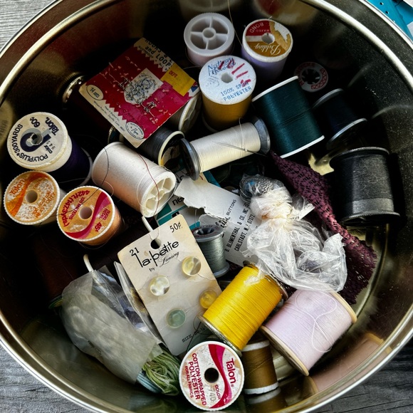 Currier & Ives The Skating Pond Tin Full Of Vintage Sewing Supplies - Picture 3 of 4